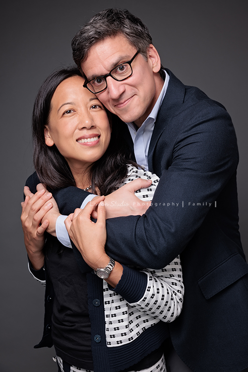 Angie媽麻一家及外婆Mimi回台灣時來拍照，這張是Angie媽麻與先生的合照！這張先生從後面深情地摟著Angie媽麻，好美的一張相片！