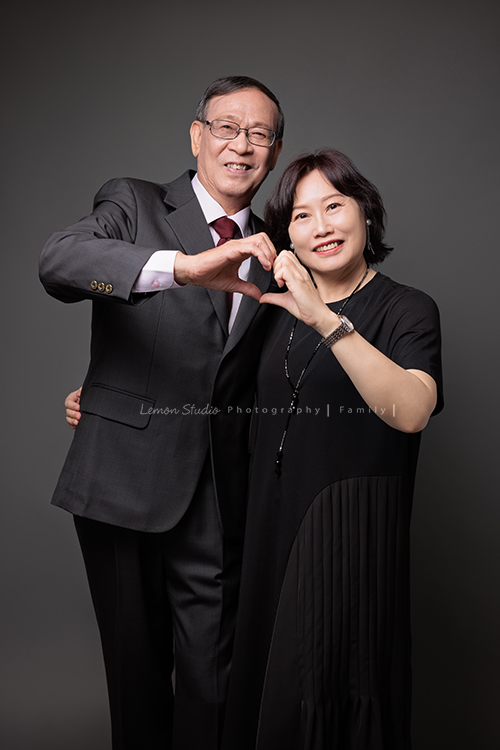 JiaHeng和先生帶著爸媽、哥嫂一起來拍家庭攝影＆寵物寫真，寶貝吉娃娃也是家人當然要一起入鏡，這張是爸爸和媽媽超可愛的合照！