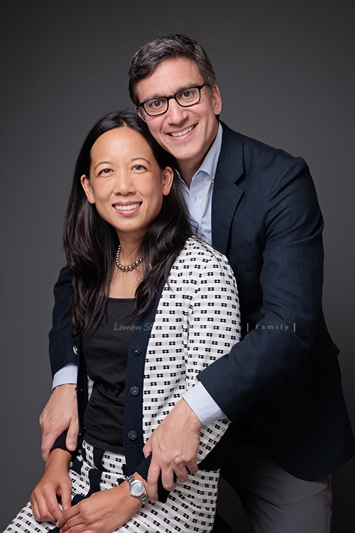 Angie媽麻一家及外婆Mimi回台灣時來拍照，這張是Angie媽麻與先生的合照！這張先生從後面抱著Angie媽麻，好美的一張相片！