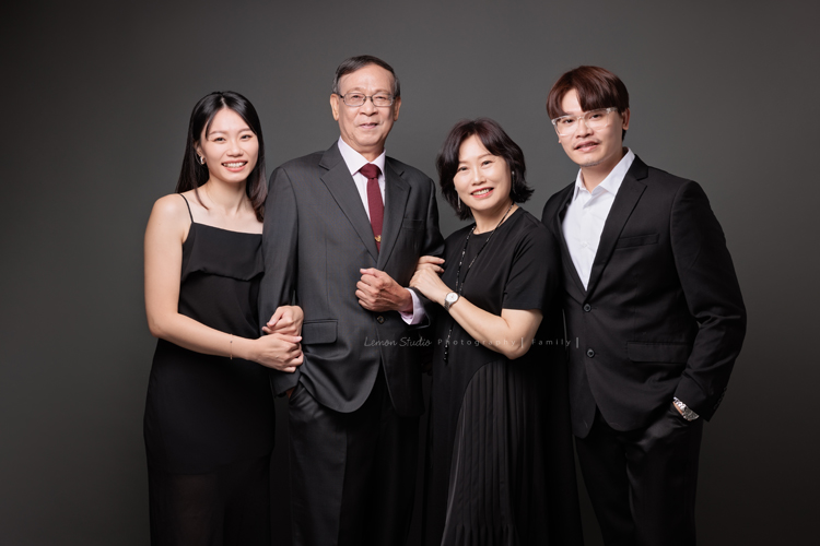 JiaHeng和先生帶著爸媽、哥嫂一起來拍照，寶貝吉娃娃也是家人當然要一起入鏡，這張是JiaHeng和哥哥、及爸爸媽媽原生家庭的一家人的全家福！好美啊！