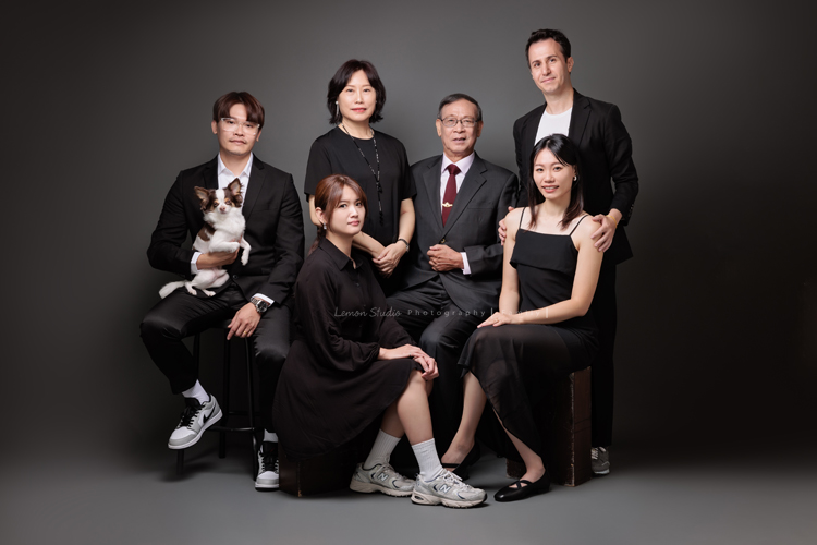 JiaHeng和先生帶著爸媽、哥嫂一起來拍家庭攝影＆寵物寫真，寶貝吉娃娃也是家人當然要一起入鏡，這張是一家六口及吉娃娃寶貝的全家福！好有質感的一張全家福相片！