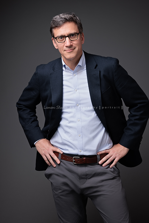 Angie媽麻一家及外婆Mimi回台灣時來拍照，這張是爸拔的個人形象之二！