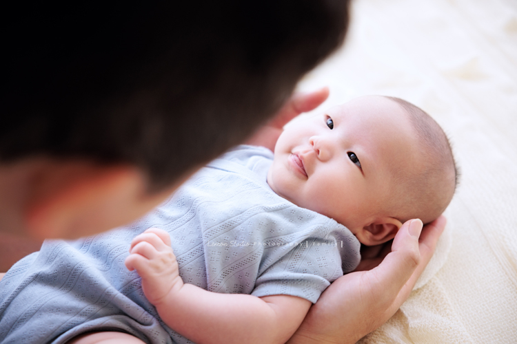 Ellie和先生帶著兩個月的寶貝及貓咪家人們來拍照，每一張相片都可以感覺到很舒服恬靜的幸福感，Eliie媽麻和先生也將平時的興趣帶入做為拍照的主題，這張是寶寶看著爸拔的特寫相片，寶貝的眼神模樣太可愛了！