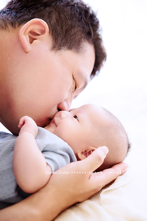 Ellie和先生帶著兩個月的寶貝及貓咪家人們來拍照，每一張相片都可以感覺到很舒服恬靜的幸福感，Eliie媽麻和先生也將平時的興趣帶入做為拍照的主題，這張是爸拔親親寶貝的紀錄！兩人都好可愛啊！充滿了情感的一張相片！
