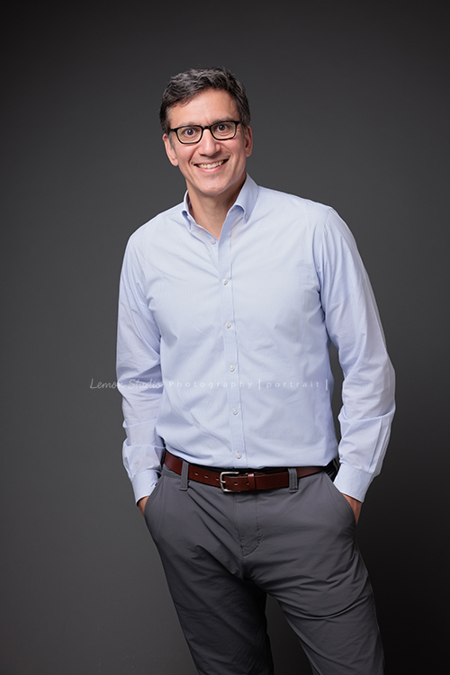 Angie媽麻一家及外婆Mimi回台灣時來拍照，這張是爸拔的個人形象之一！