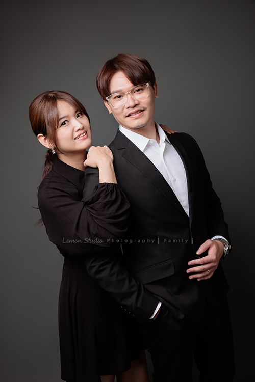 JiaHeng和先生帶著爸媽、哥嫂一起來拍家庭攝影＆寵物寫真，寶貝吉娃娃也是家人當然要一起入鏡，這張是哥哥嫂嫂的合照！