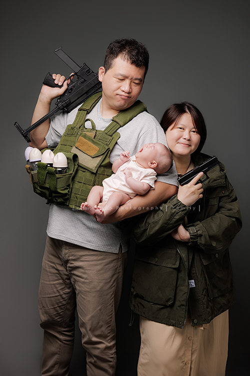 Ellie和先生帶著兩個月的寶貝及貓咪家人們來拍照，每一張相片都可以感覺到很舒服恬靜的幸福感，Eliie媽麻和先生也將平時的興趣帶入做為拍照的主題，這張是Ellie媽麻和先生把平時的興趣也作為拍照主題的相片之一！可愛又幽默的一張相片！