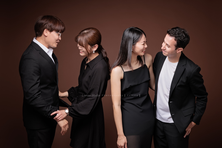 JiaHeng和先生帶著爸媽、哥嫂一起來拍家庭攝影＆寵物寫真，寶貝吉娃娃也是家人當然要一起入鏡，這張是JiaHeng和先生和哥哥嫂嫂四位年輕人可愛的互動紀錄！
