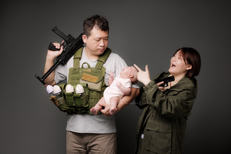 Ellie和先生帶著兩個月的寶貝及貓咪家人們來拍照，每一張相片都可以感覺到很舒服恬靜的幸福感，Eliie媽麻和先生也將平時的興趣帶入做為拍照的主題，這張是Ellie媽麻和先生把平時的興趣也作為拍照主題的相片之二！可愛又好幽默的一張相片啊！