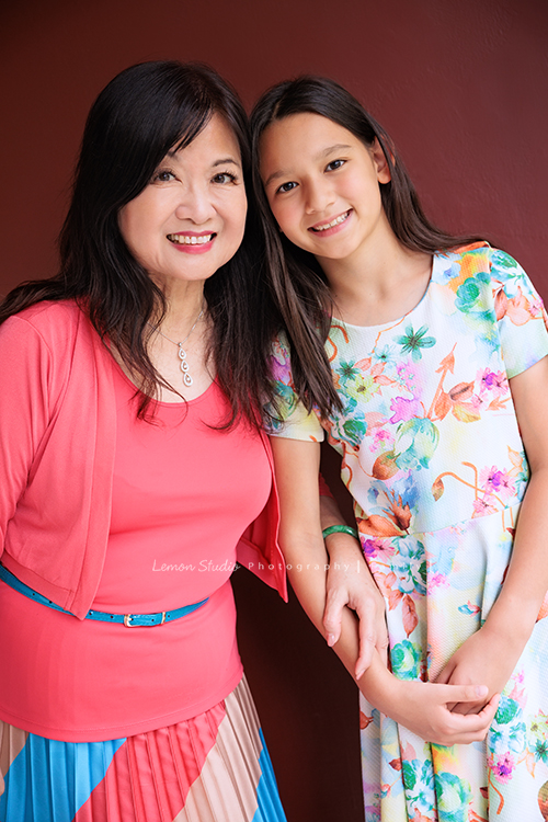 Angie媽麻一家及外婆Mimi回台灣時來拍照，這張是Katerina和外婆Mimi的合照！兩人都好美啊！