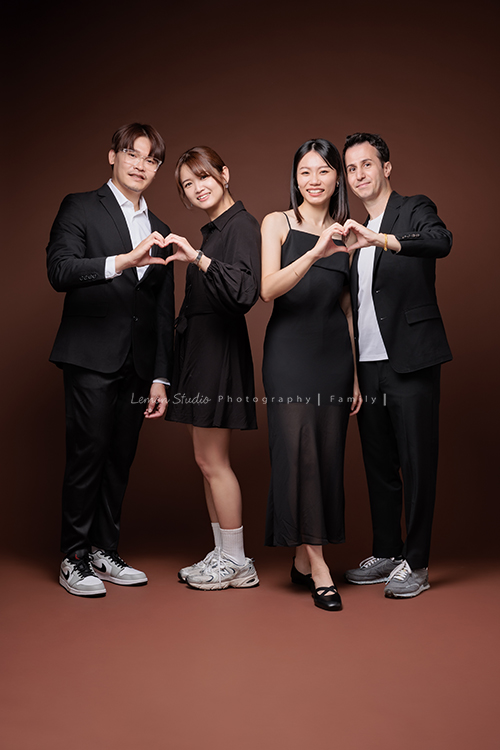 JiaHeng和先生帶著爸媽、哥嫂一起來拍家庭攝影＆寵物寫真，寶貝吉娃娃也是家人當然要一起入鏡，這張是JiaHeng和先生和哥哥嫂嫂四位年輕人可可愛愛的合照！四人都好上相啊！