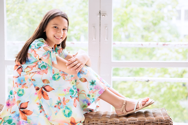 Angie媽麻一家及外婆Mimi回台灣時來拍照，這張是Katerina的獨照個人寫真之二！Katerina已經是美少女了啊！