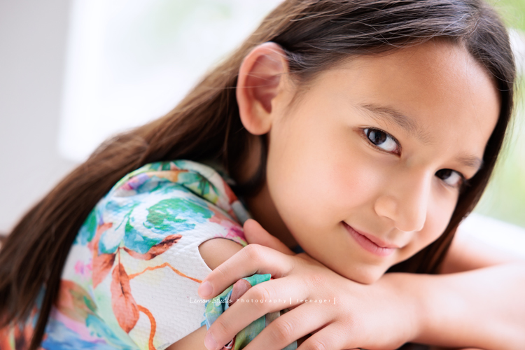 Angie媽麻一家及外婆Mimi回台灣時來拍照，這張是Katerina的特寫個人寫真！Katerina這張的表情好美，有一種沈穩及自信的美！