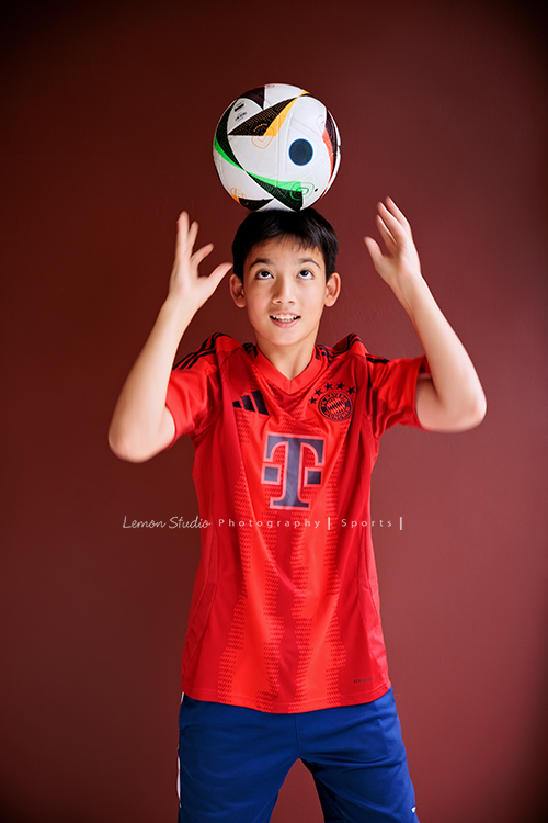 Angie媽麻一家及外婆Mimi回台灣時來拍照，這張是二哥Mitchell踢足球的個人寫真之二！