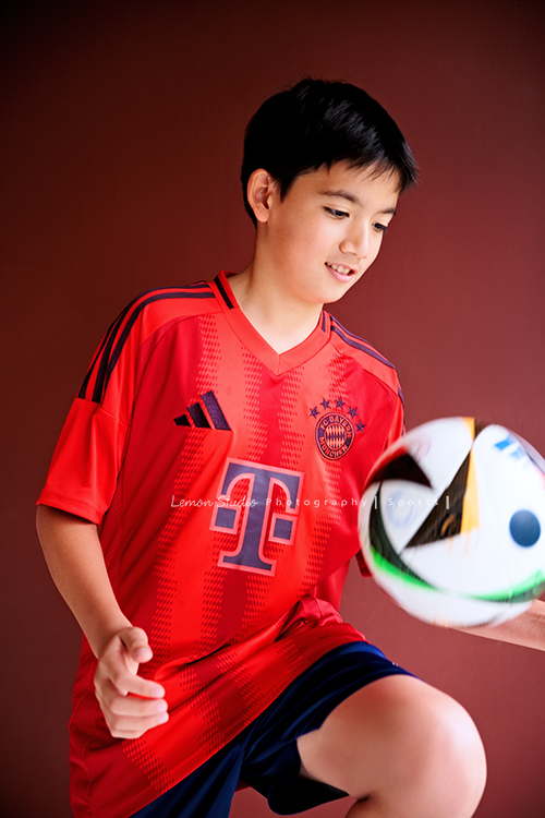 Angie媽麻一家及外婆Mimi回台灣時來拍照，這張是二哥Mitchell踢足球的個人寫真！