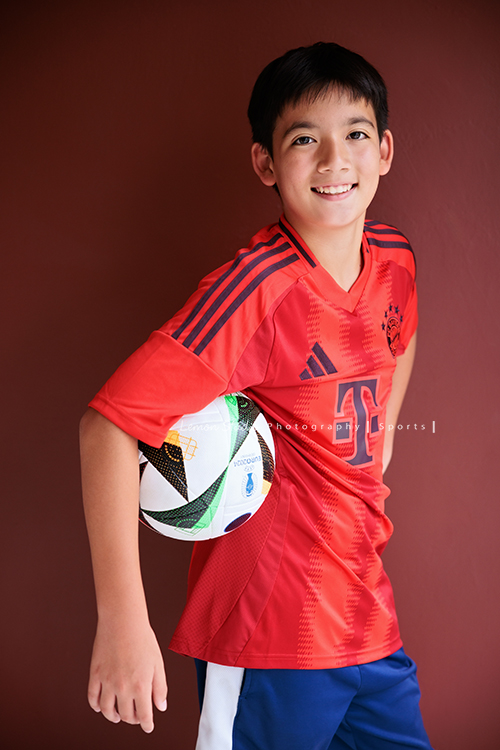 Angie媽麻一家及外婆Mimi回台灣時來拍照，這張是二哥Mitchell踢足球的個人寫真之三！好帥氣的一張個人寫真照！