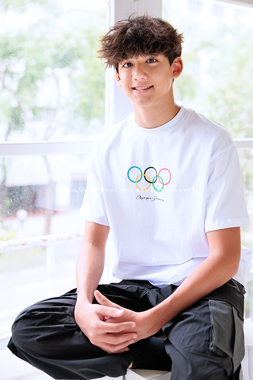 Angie媽麻一家及外婆Mimi回台灣時來拍照，這張是大哥Niko的個人寫真系列相片之二！大哥很帥很有型！