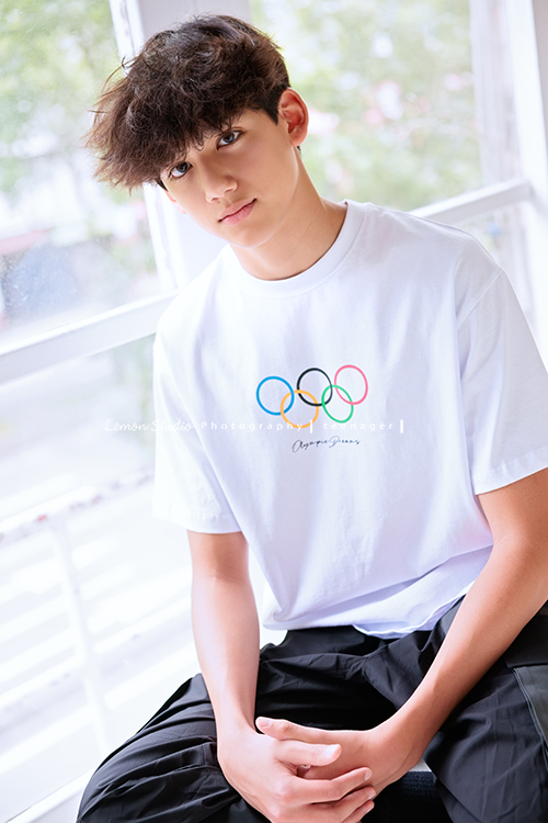 Angie媽麻一家及外婆Mimi回台灣時來拍照，這張是大哥Niko的個人寫真系列相片之四！這張大哥表情酷酷的很帥！