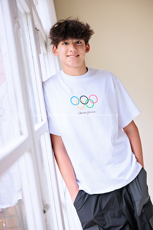 Angie媽麻一家及外婆Mimi回台灣時來拍照，這張是大哥Niko的個人寫真系列相片之一！