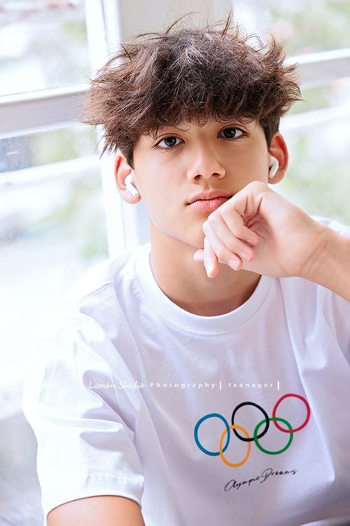 Angie媽麻一家及外婆Mimi回台灣時來拍照，這張是大哥Niko的個人寫真系列相片之三！這張大哥表情酷酷的很帥！