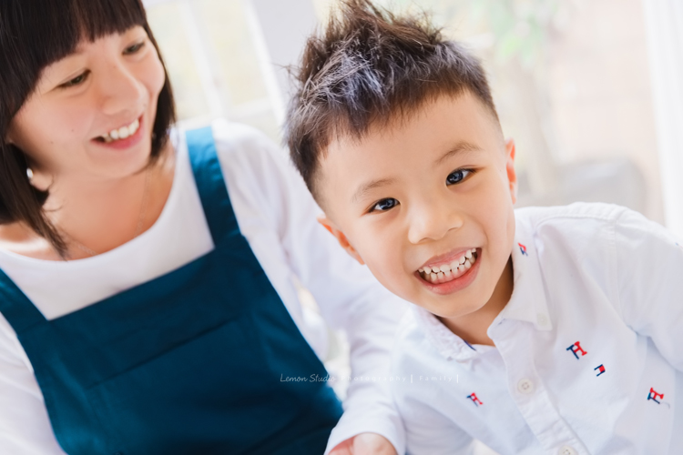小靜媽麻一家第三次來拍家庭攝影，五歲半的成越來越帥，這次還帶了跆拳道的衣服來拍照，成學得很有心得！拍照時非常地投入且架勢十足啊！這張相片是越來越帥的成的個人特寫！
