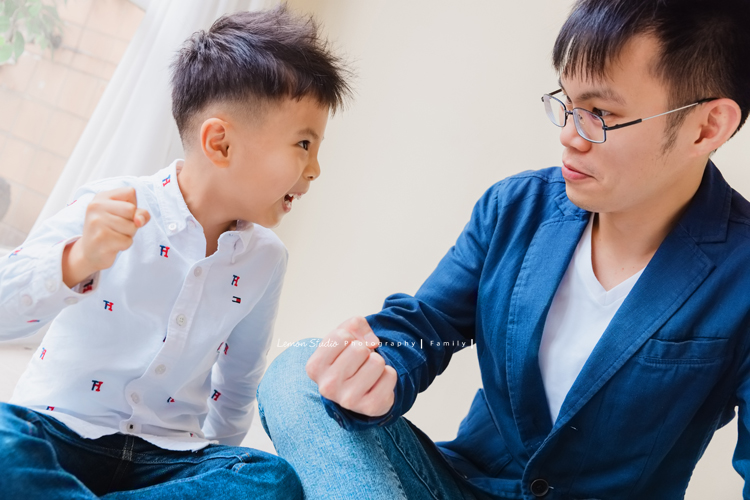 小靜媽麻一家第三次來拍家庭攝影，五歲半的成越來越帥，這次還帶了跆拳道的衣服來拍照，成學得很有心得！拍照時非常地投入且架勢十足啊！這張相片是成和爸拔玩得正開心的美好記錄！
