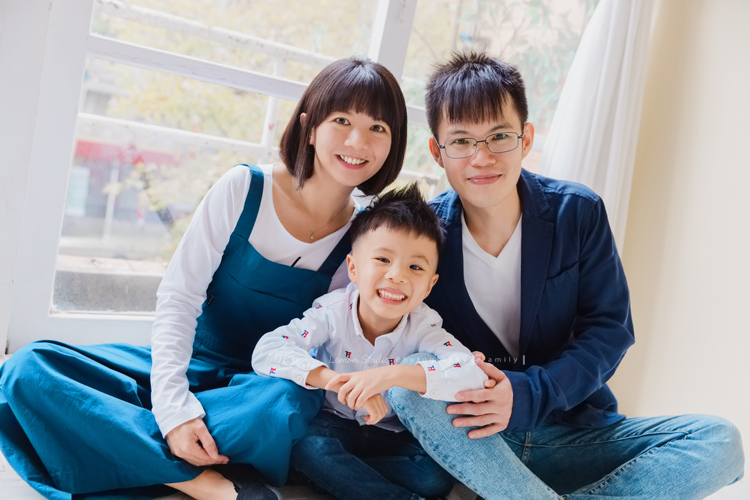 小靜媽麻一家第三次來拍家庭攝影，五歲半的成越來越帥，這次還帶了跆拳道的衣服來拍照，成學得很有心得！拍照時非常地投入且架勢十足啊！這張相片可可愛愛的一家人的全家福！好喜歡這張的fu!
