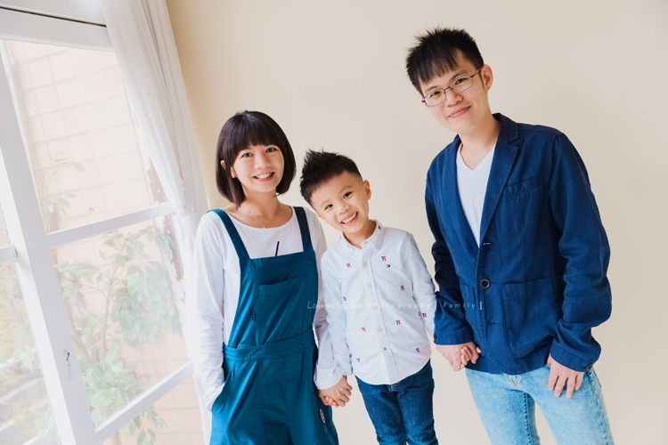 小靜媽麻一家第三次來拍家庭攝影，五歲半的成越來越帥，這次還帶了跆拳道的衣服來拍照，成學得很有心得！拍照時非常地投入且架勢十足啊！這張相片可可愛愛的一家人的全家福！