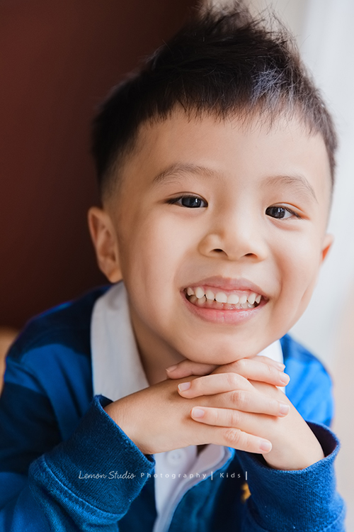 小靜媽麻一家第三次來拍家庭攝影，五歲半的成越來越帥，這次還帶了跆拳道的衣服來拍照，成學得很有心得！拍照時非常地投入且架勢十足啊！這張是成的個人兒童寫真臉部的特寫！