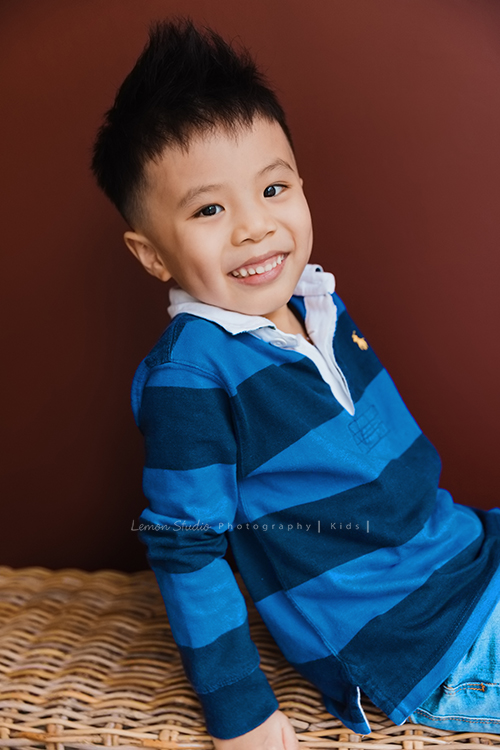 小靜媽麻一家第三次來拍家庭攝影，五歲半的成越來越帥，這次還帶了跆拳道的衣服來拍照，成學得很有心得！拍照時非常地投入且架勢十足啊！這張是成的個人兒童寫真！