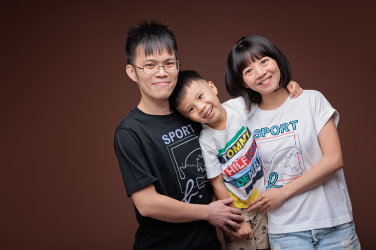 小靜媽麻一家第三次來拍家庭攝影，五歲半的成越來越帥，這次還帶了跆拳道的衣服來拍照，成學得很有心得！拍照時非常地投入且架勢十足啊！這張相片可可愛愛的一家人的全家福！一家三口感情很好啊！