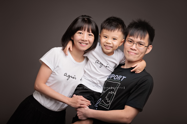 小靜媽麻一家第三次來拍家庭攝影，五歲半的成越來越帥，這次還帶了跆拳道的衣服來拍照，成學得很有心得！拍照時非常地投入且架勢十足啊！這張是爸拔媽麻一起抱著成的全家福！