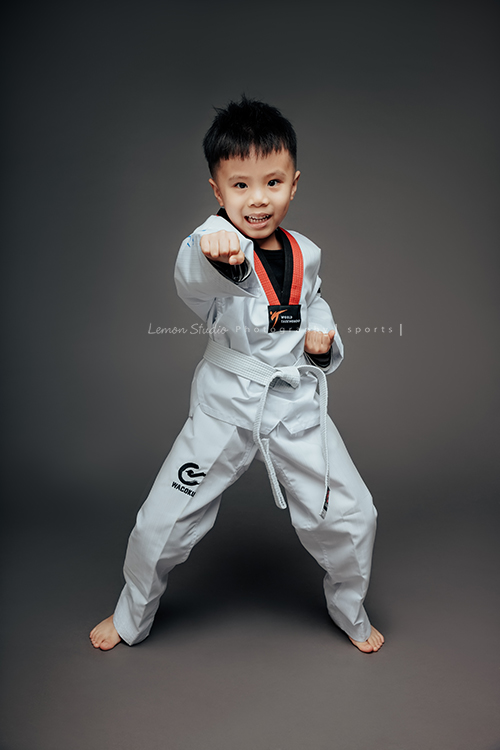 小靜媽麻一家第三次來拍家庭攝影，五歲半的成越來越帥，這次還帶了跆拳道的衣服來拍照，成學得很有心得！拍照時非常地投入且架勢十足啊！這張相片是穿上跆拳道服打拳的帥氣的成！