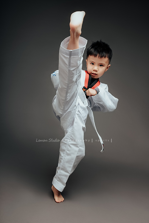 小靜媽麻一家第三次來拍家庭攝影，五歲半的成越來越帥，這次還帶了跆拳道的衣服來拍照，成學得很有心得！拍照時非常地投入且架勢十足啊！這張相片是成穿上跆拳道服踢拳的紀錄！很厲害的感覺啊！