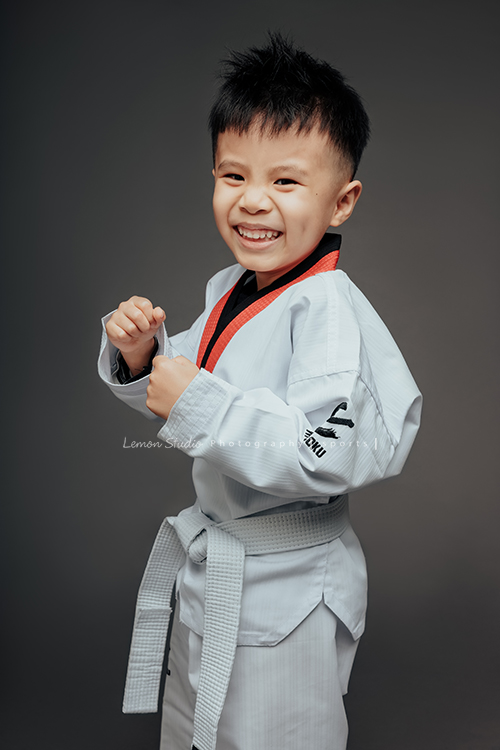 小靜媽麻一家第三次來拍家庭攝影，五歲半的成越來越帥，這次還帶了跆拳道的衣服來拍照，成學得很有心得！拍照時非常地投入且架勢十足啊！這張相片是穿上跆拳道服預備要打拳的帥氣的成！