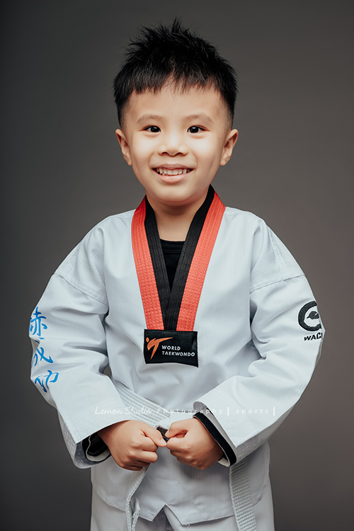 小靜媽麻一家第三次來拍家庭攝影，五歲半的成越來越帥，這次還帶了跆拳道的衣服來拍照，成學得很有心得！拍照時非常地投入且架勢十足啊！這張是穿上跆拳道服帥氣的成！