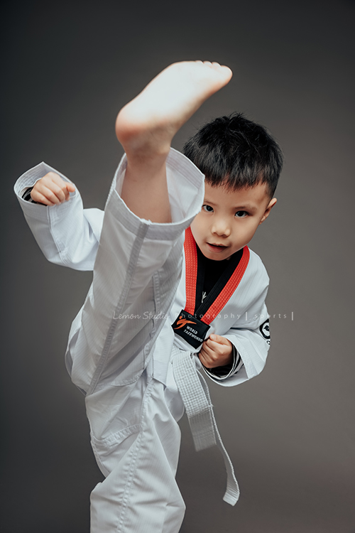 小靜媽麻一家第三次來拍家庭攝影，五歲半的成越來越帥，這次還帶了跆拳道的衣服來拍照，成學得很有心得！拍照時非常地投入且架勢十足啊！這張相片是成穿上跆拳道服、很認真地踢腳的相片！架勢十足！