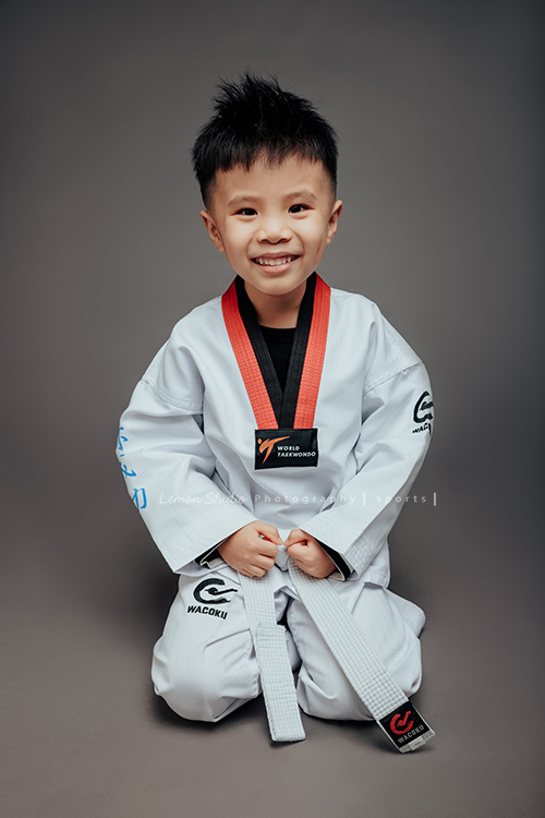 小靜媽麻一家第三次來拍家庭攝影，五歲半的成越來越帥，這次還帶了跆拳道的衣服來拍照，成學得很有心得！拍照時非常地投入且架勢十足啊！這張相片是穿上跆拳道服的成！可愛又帥氣！