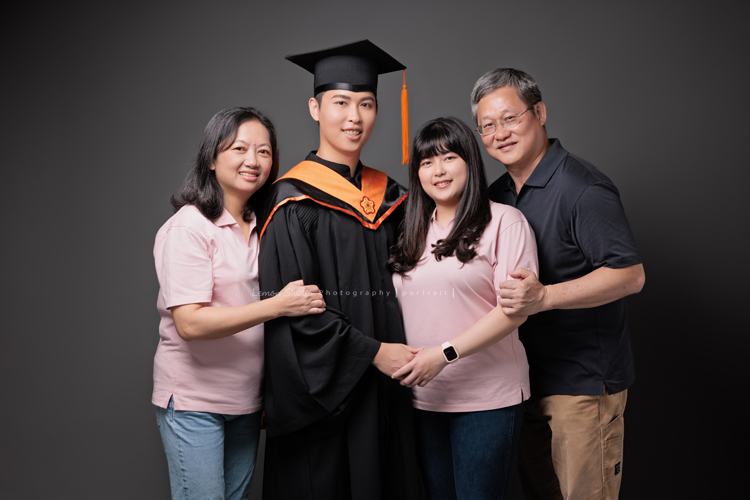 永憲和家妤碩士畢業來拍照，為要邁入人生的下一個階段做一個紀念，家人也一起入鏡拍了幾張合照，年長的奶奶也一起和孫兒拍了合照，這張是穿著碩士服的永憲和家人們的全家福合照！