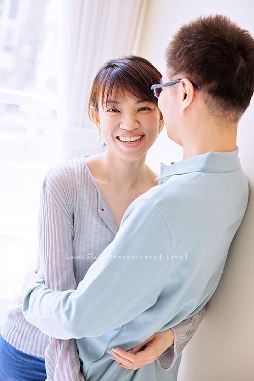 昱彣媽麻一家之前來拍過家庭寫真,今年昱彣和先生結婚20週年紀念,昱彣安排了與先生從台中北上拍結婚週年紀念照!這張是先生抱著昱彣,昱彣看著鏡頭笑得很燦爛的相片!