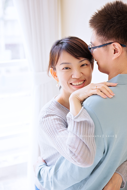 昱彣媽麻一家之前來拍過家庭寫真,今年昱彣和先生結婚20週年紀念,昱彣安排了與先生從台中北上拍結婚週年紀念照!這張是先生抱著昱彣,昱彣看著鏡頭笑得很美的相片!