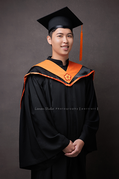 永憲和家妤碩士畢業來拍照，為要邁入人生的下一個階段做一個紀念，家人也一起入鏡拍了幾張合照，年長的奶奶也一起和孫兒拍了合照，這張是永憲的個人碩士畢業照寫真！