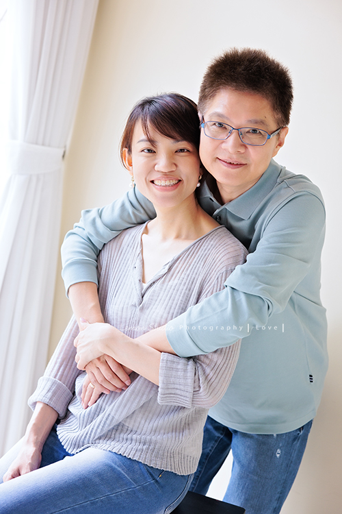 昱彣媽麻一家之前來拍過家庭寫真,今年昱彣和先生結婚20週年紀念,昱彣安排了與先生從台中北上拍結婚週年紀念照!這張是先生從背後抱著昱彣,兩人看著鏡頭很幸福地笑著的相片!