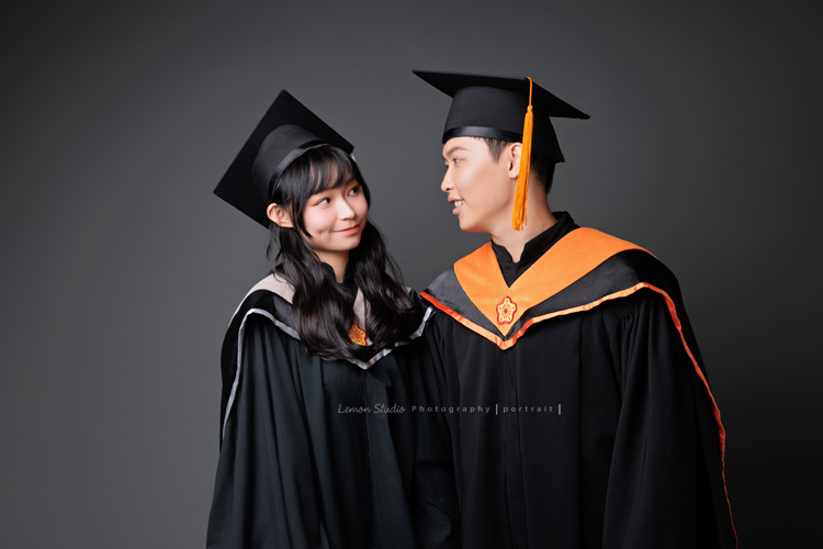 永憲和家妤碩士畢業來拍照，為要邁入人生的下一個階段做一個紀念，家人也一起入鏡拍了幾張合照，年長的奶奶也一起和孫兒拍了合照，這張是永憲和家妤的兩人碩士畢業照寫真合照，這張兩人微笑地看著彼此！