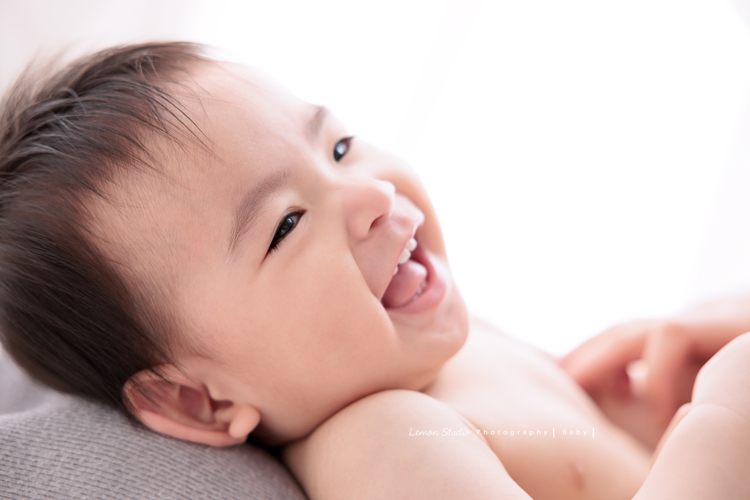 子芸媽麻帶著九個月大的誠來拍照，誠好愛笑、笑容好燦爛、且溫柔又療癒，誠的外公外婆也好疼愛他，來拍照像是給予祝福，這張是誠被媽麻逗得很開心的寶寶寫真！