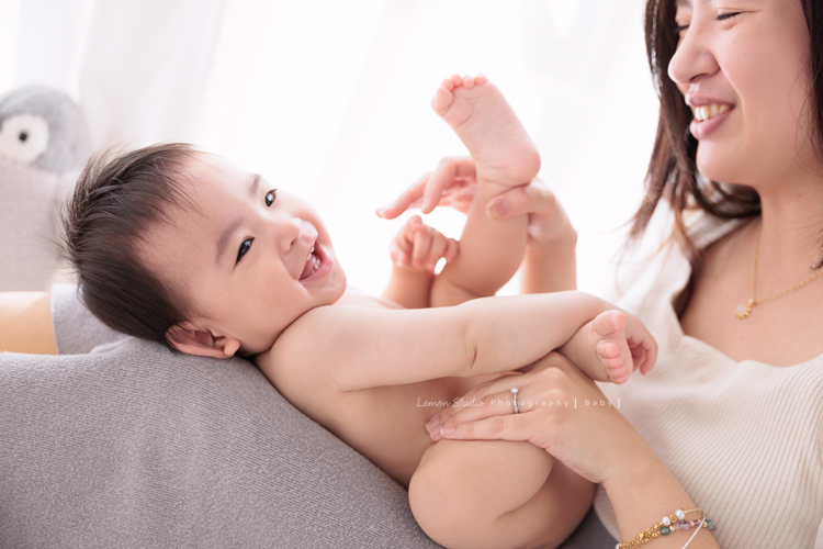 子芸媽麻帶著九個月大的誠來拍照，誠好愛笑、笑容好燦爛、且溫柔又療癒，誠的外公外婆也好疼愛他，來拍照像是給予祝福，這張是誠躺在媽麻腳上，跟媽麻互動玩耍的美好紀錄！誠的笑容好療癒啊！