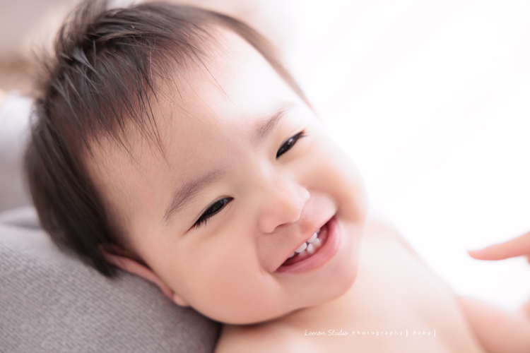 子芸媽麻帶著九個月大的誠來拍照，誠好愛笑、笑容好燦爛、且溫柔又療癒，誠的外公外婆也好疼愛他，來拍照像是給予祝福，這張是誠躺在媽麻腳上，笑得很溫柔開心的寶寶寫真！誠的笑容好療癒啊！
