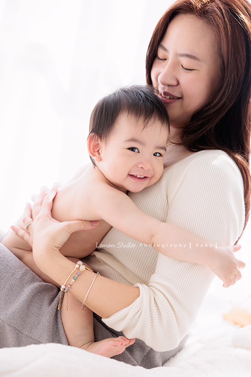 子芸媽麻帶著九個月大的誠來拍照，誠好愛笑、笑容好燦爛、且溫柔又療癒，誠的外公外婆也好疼愛他，來拍照像是給予祝福，這張是誠被媽麻抱在身上，笑得很溫柔開心的寶寶寫真！