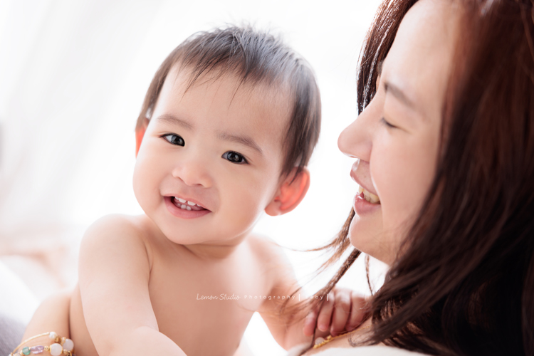 子芸媽麻帶著九個月大的誠來拍照，誠好愛笑、笑容好燦爛、且溫柔又療癒，誠的外公外婆也好疼愛他，來拍照像是給予祝福，這張是誠被媽麻抱在身上看著鏡頭笑得很溫柔開心的寶寶寫真！