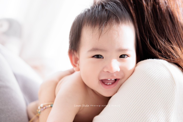 子芸媽麻帶著九個月大的誠來拍照，誠好愛笑、笑容好燦爛、且溫柔又療癒，誠的外公外婆也好疼愛他，來拍照像是給予祝福，這張是誠被媽麻抱在身上看著鏡頭笑得很燦爛的寶寶寫真！